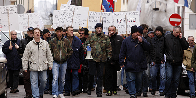 Zagreb, 270213.Radnici Diokija i Dina Petrokemije danasnjim prosvjedom traze od Vlade ispunjavanje obecanja o isplati sedam zaostalih placa i otpremnina. Prosvjednici su se okupili na Trgu bana Jelacica, nakon cega su krenuli prema Markovom trgu.Na fotografiji: detalj sa prosvjeda.Foto: Davor Pongracic / CROPIX
