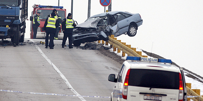 Varazdin, 280213.Kod mjesta Semovec na mostu preko akumulacijskog jezera HE Cakovec doslo je do prometne nesrece. U sudaru kamiona i osobnog automobila poginuo je vozac auta. Vise detalja ce se znati nakon policijskog ocevida.Foto: Zeljko Hajdinjak / Cropix