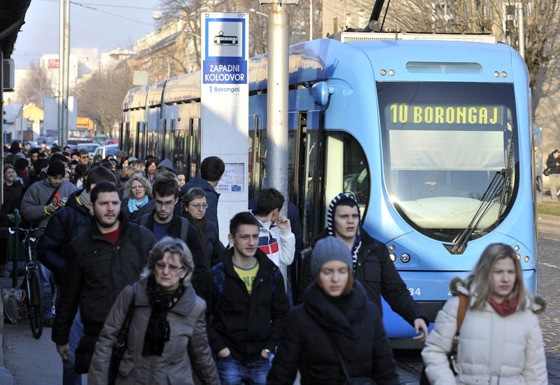 Zagreb, 040313.Zapadni kolodvor.Buduci da je Glavni zeljeznicki kolodvor izvan funkcije zbog renoviranja signalizacije, privremeni putnicki promet se odvija preko Zapadnog kolodvora i Maksimira.Na fotografiji: guzve na privremenoj tramvajskoj liniji 10 koja povezuje Zapadni kolodvor i Bornogaj.Foto: Bruno Konjevic / CROPIX