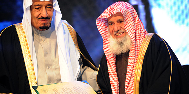 Saudi Defence Minister Prince Salman bin Abdul Aziz (L) gives the King Faisal International prize to  Sheikh Sulaiman bin Abd Al-Alaziz Al-Rajhi from Saudi Arabia for his service to Islam during the award ceremony in Riyadh on March 06, 2012.   AFP PHOTO/FAYEZ NURELDINE