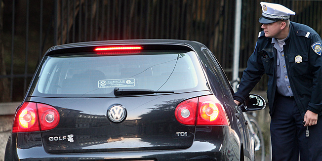 Zagreb, 220910.Mesnicka ulica.Povodom Europskog dana bez automobila voznja Mesnickom ulicom u sredistu grada je bila zabranjena.Na slici: policajac preusmjerava vozila.Foto: Davor Pongracic / CROPIX