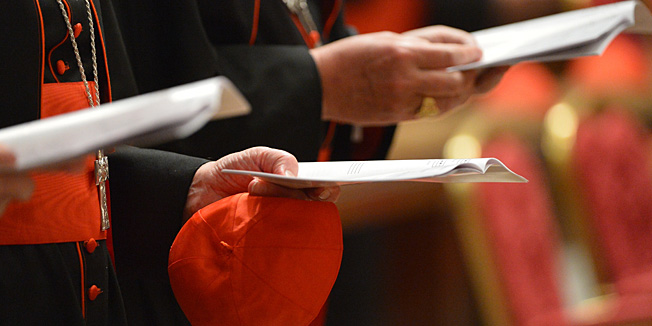 Cardinals take part in a prayer on March 6, 2013 at St Peter's basilica at the Vatican. AFP PHOTO / VINCENZO PINTO