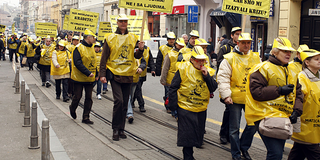 Zagreb, 041212.Frankopanska ulica.Matica hrvatskih sindikata organizirala je prosvjed protiv prijedloga drzavnog proracuna za 2013. godinu u kojoj su smanjena sredstva za zaposlene u obrazovanju, znanosti i zdravstvu. Okupljanje je pocelo u 10 sati ispred HNK-a, a nastavlja se prosvjedom na Markovom trgu.Na fotografiji: prosvjednici su se uputili prema Markovom trgu.Foto: Davor Pongracic / CROPIX