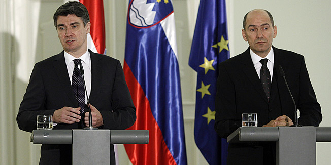 Maribor, 150512.Nakon polaganja vijenaca ispred spomenika nevinim zrtvama kriznog puta u Teznom, premijer Zoran Milanovic sastao se sa slovenskim kolegom Janezom Jansom. Pretpostavlja se da su razgovarali o otvorenim problemima izmedju dvije zemlje. Na slici: izjave nakon sastanka - Zoran Milanovic i Janez JansaFoto: Dragan Matic / CROPIX