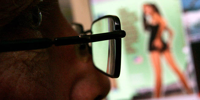 FILES - Picture taken 25 January 2006 shows a police officer of Germany's State Office of Criminal Investigation (LKA) viewing files on a computer in connection with child pornography investigations in the northern German city of Hanover. The Police in Berlin informed 25 December 2007 they were continuing their investigations in the largest case of child pornography to date with more than 12,000 suspects. AFP PHOTO DDP/JOCHEN LUEBKE GERMANY OUT