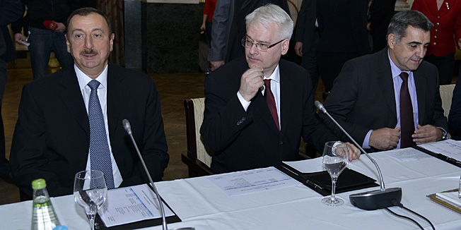 Zagreb, 110313.Hotel Esplanade.Predsjednik RH Ivo Josipovic i predsjednik Republike Azerbajdzan Ilham Alijev sastali su se danas sa hrvatskim gospodarstvenicima.Na fotografiji: Predsjednik Azerbajdzana Ilham Alijev i Ivo Josipovic.Foto: Admir Buljubasic / CROPIX