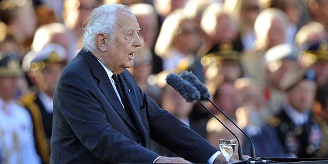 Picture taken on July 20, 2010 shows Ewald-Heinrich von Kleist-Schmenzin, a former German army officer and last surviving member of the July 20 Plot, give a speech in front of the Reichstag building during a ceremony for new recruits in Berlin on the occasion of the 66th anniversary of the failed attempted assassination on Hitler on July 20, 1944.Ewald-Heinrich von Kleist, the last remaining member of an assassination attempt against Adolf Hitler, has died at the age 90, a German newspaper reported Wednesday.  AFP PHOTO    RAINER JENSEN    GERMANY OUT