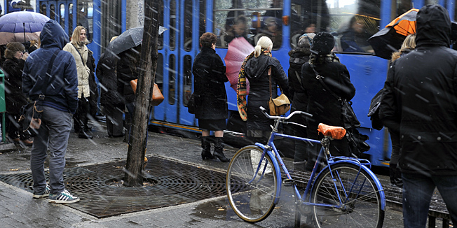 Zagreb, 140313.Kako su meteorolozi i najavljivali, temperatura zraka se spustila, a nocasnja kisa, jutros, se pretvorila u snijeg. Do proljeca je ostalo jos sest dana, pa se vecina zagrepcana nada da je ovo ipak zadnji snijeg.Foto: Bruno Konjevic / CROPIX
