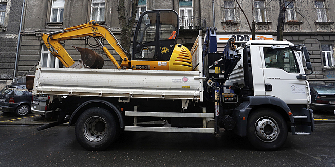 Zagreb, 120313.Gajeva 42.Tvrtka TGT Adriatik zapocela je sa rusenjem bespravno sagradjenih objekata, jedno od prvih rusenja je nadstresnica u Gajevoj 42.Foto: Damjan Tadic / CROPIX