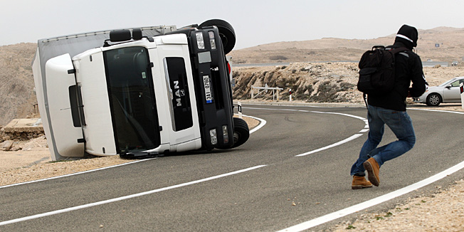 Zadar, 140313.Paski most. Kamion ceskih registarskih oznaka prevrnuo se pred paskim mostom zbog orkanske bure.Foto: Jure Miskovic / CROPIX