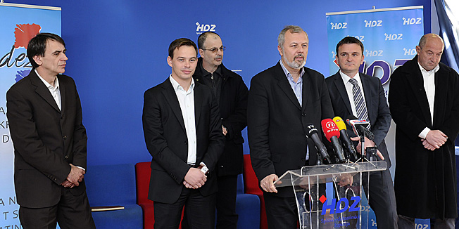 Split, 170313.Splitski HDZ sazvao konferenciju povodom jucerasnje izjave premijera Zorana Milanovica kako je u Hrvatskoj bio gradjanski rat. Uvrijedjeni hadezeovci traze od premijera da se isprica narodu i generalima.Na fotografiji: Petar Skoric, Ivo Sanader i clanovi stranke.Foto: Jadran Babic / CROPIX