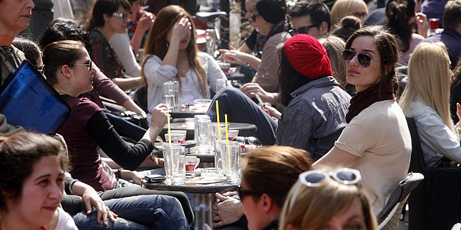 Zagreb, 010411.Trg Kralja Tomislava.Toplo i lijepo vrijeme izmamilo je mnoge gradjane na terase kafica. Foto: Damjan Tadic / CROPIX