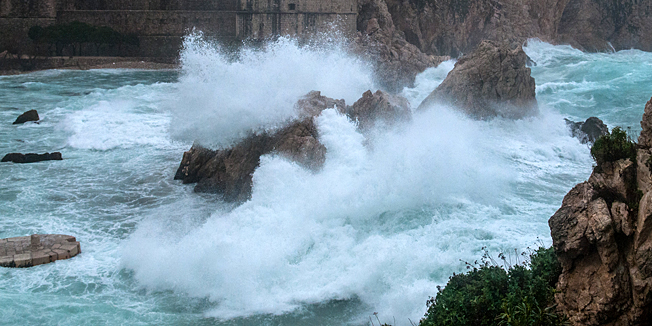 Dubrovnik, 180313.Olujno jugo danas je pogodilo cijelu obalu Dalmacije. Na dubrovackom podrucju puse na udare i preko 120kmh a na otvorenom moru orkanski udari.Na fotografiji veliki valovi praceni olujnim jugom pod gradskim zidinama.Foto: Tonci Plazibat / CROPIX