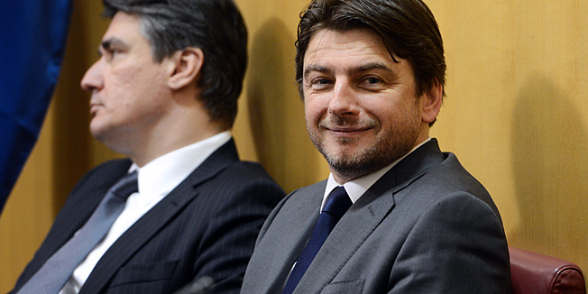 Zagreb, 190313.Markov trg.Nastavak redovite sjednice Sabora s raspravom o Prijedlogu za iskazivanje povjerenja Darku Lorencinu za obavljanje duznosti ministra turizma.Na fotografiji: Zoran Milanovic i Darko Lorencin.Foto: Goran Mehkek / CROPIX