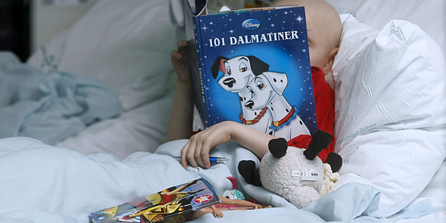 Zagreb, 190313.KB Dubrava, Klinika za ortopedijuDjevojcica Lana kojoj je operacijom u KB Dubrava otklonjen tumor na koljenu.Na slici: Djevojcica lana na bolnickom krevetu.Foto: Ranko Suvar / CROPIX