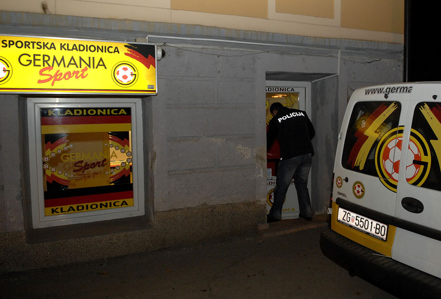 Karlovac, 141111.Oko 20 sati opljackana je sportska kladionica Germania u karlovackom naselju Rakovac. Pljackas ili vise njih su pobjegli a ocevid je u tjeku.Na slici: sportska kladionica Germania.Foto: Robert Fajt / Cropix