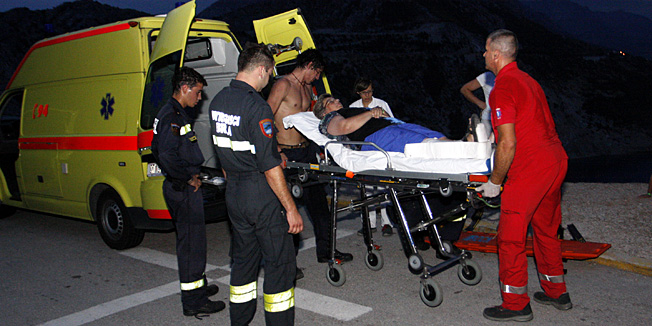 Makarska, 030912Njemacka drzavljanka koja ljetuje u mjestu Tucepi slomila je nogu tijekom pjesackog izleta na predjelu Vruja kod prijevoja Dubci na koji je krenula sa suprugom i troje djece. Nakon sto je suprug zahvaljujuci osoblju restorana Sampion uspio dozvati pomoc, osoblje Hitne pomoci Omis koje je izaslo na teren je ustanovilo da nesretnu zenu zbog njene tjelesne gradje ne mogu iznjeti do Jadranske magistrale. U pomoc su pozvani pripadnici DVD-a Omis i Brela koji su je na specijalnim nosilima iznijeli uz tristotinjak metara duboke Dubce. Na slici: Omiski i Breljanski vatrogasci iznose unesrecenu turistkinju.Foto: Ivo Ravlic / CROPIX