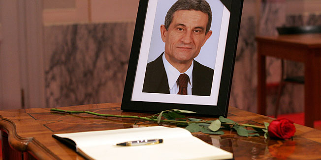 Zagreb,300912.Hrvatski Sabor.Nocas je u Americi od posljedica teske bolesti preminuo predsjednik Sabora Boris Sprem.Na fotografiji: slika Borisa Sprema i Knjiga zalosti.Foto: Damjan Tadic / CROPIX