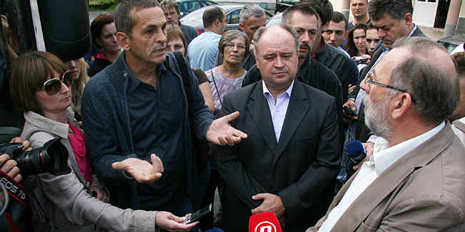 Cepin, Osijek, 011012.Ucenici srednjih skola iz Cepina koji nastavu pohadjaju u desetak kilometara udaljenom Osijeku, jutros su zajedno sa svojim roditeljima prosvjedovali ispred zgrade Opcine Cepin jer autobusne karte jos uvijek ne mogu kupiti po subvencioniranoj cijeni. Redovna cijena ucenicke karte za gradski autobus na relaciji Cepin - Osijek iznosi 500 kuna.Na slici: Nacelnik opcine Cepin Drazen Arnold i predstavnik GPP-a Josip Nad.Foto: Emica Elvedji / Cropix