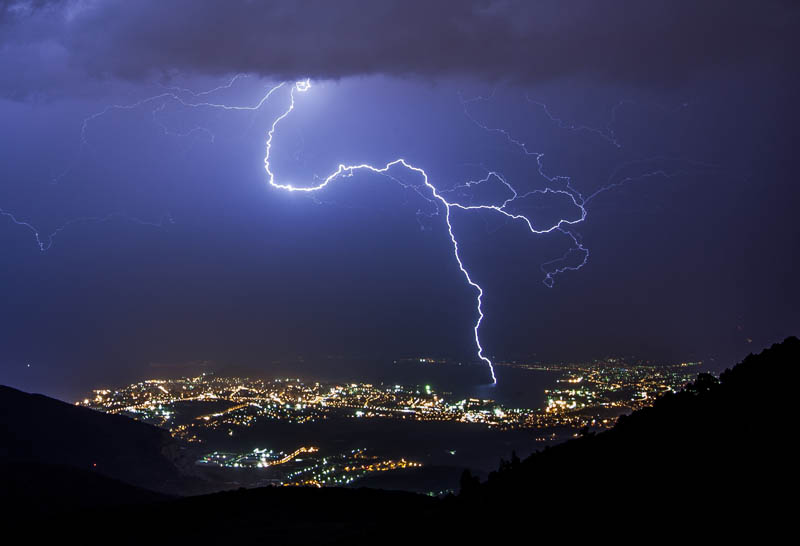 Split, 021012. Olujno grmljavnisko nevrijeme koje je tjekom noci zahvatilo Split i okolicu, priredilo je nezaboravni spektakl koji je trajao cijelu noc.Na fotografiji: pogled na Split sa Zvjezdarnice na Mosoru. Foto: Zvonimir Barisin / CROPIX