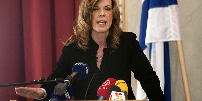 Osijek, 190312.Sjednica Graskog vijeca grada Osijeka na kojoj ce se raspravljati o smjeni predsjednika Gordana Matkovica na prijedlog Kluba vijecnika HDSSB-a. Razlog smjene je Matkovicev plan da izmjenama Statuta Grada smjeni gradonacelnika Osijeka Kresimira Bubala iz skupstina svih gradskih poduzeca.Na fotografiji: Biljana Borzan (SDP) je ljutita razvojem sjednice i raspravom o smjeni Gordana Matkovica predsjednika Gradskog vijeca izisla za govornicu i rekla vijecnicima kako ih moze biti sram sto ne raspravljaju o bitnim temama za gradjane vec samo o vlastitim foteljama.Foto: Vlado Kos / Cropix