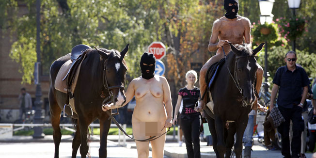 Zagreb, 031012.Trg Marsala Tita.Performeri Vlasta Delimar,Milan Bozic i Pino Ivancic prosetali su sa konjima oko HNK povodom Tjedna izvedbenih umjetnosti -Perforacije-.Foto: Damjan Tadic / CROPIX 