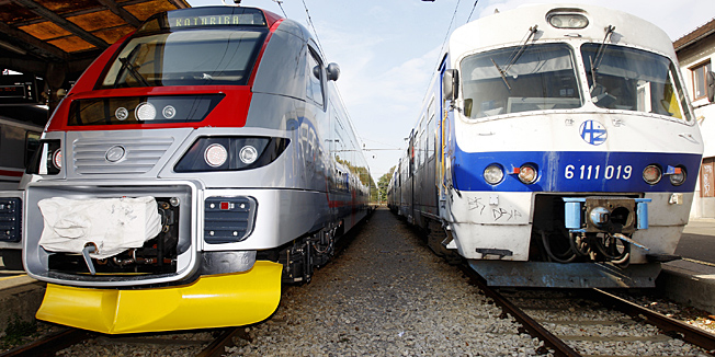 Zagreb, 091012.Glavni kolodvor, Trg kralja Tomislava.Na Glavnom kolodvoru predstavljen je prototip dizel-elektricnog motornog vlaka kojeg su u zajednickoj suradnji proizveli Gredelj i Koncar.Na prvu redovnu voznju za Kotoribu krenuo je u 11:16 s celnim ljudima Gredelja i Koncara.Na slici: novi dizel-eletkricni vlak i stari medjugradski vlak.Foto: Tomislav Kristo / CROPIX