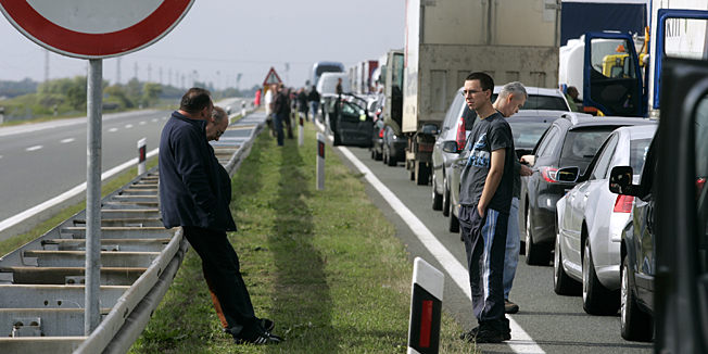 Zagreb, 101012.Autocesta A3.Zbog radova na razminiranju povremeno se zatvara autocesta A3 na 160om kilometru zbog cega nastaju kilometarske kolone.Foto: Ranko Suvar / CROPIX