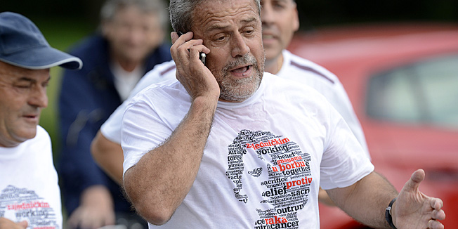 Zagreb, 230912.Jezero Jarun.Danas je na Jarunskom jezeru odrzana 13. humanitarna utrka Terry Fox Run, cija je svrha podizanje svijesti gradjana i prikupljanje donacija za istrazivanja raka. Dio prikupljenog iznosa biti ce donirano Institutu Rudjer Boskovic i Klinici za djecje bolesti u Klaicevoj.Na fotografiji: zagrebacki gradonacelnik Milan Bandic trci sa mobitelom.Foto: Drago Sopta / CROPIX