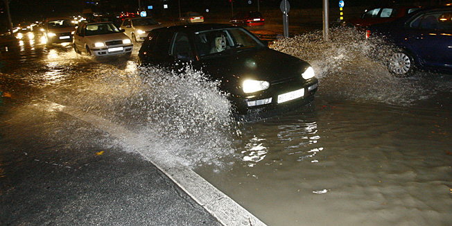 Split, 281112.Velika kolicina oborina poplavila je krizanje ulica Domovinskog rata i Dubrovacke i prouzrokovala guzvu u prometu.Na fotografiji: detalj iz grada.Foto: Vladimir Dugandzic / CROPIX      