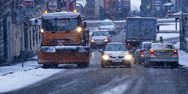Zagreb, 120213.Snijeg koji je jucer ponovo poceo padati u Zagrebu  od jutra pocinje stvarati prometne poteskoce i guzve na prometnicama.Na fotografiji: Snijeg u centru Zagreba.Foto: Admir Buljubasic / CROPIX