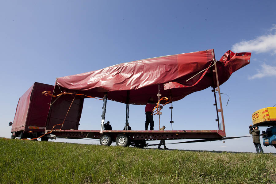 Cepin, Osijek, 220313.Jak vjetar koji cijelo prijepodne puse u Slavoniji, prevrnuo je na zapadnoj osjeckoj obilaznici kod Cepina prikolicu kamiona s BiH registracijama.U prevrtanju prikolice nije bilo ozlijedjenih, a promet zapadnom obilaznicom bio je sat i pol preusmjeravan kroz Cepin.Na fotografiji: prometni policajci pomazu vozacu da osposobi vozilo.Foto: Vlado Kos / CROPIX