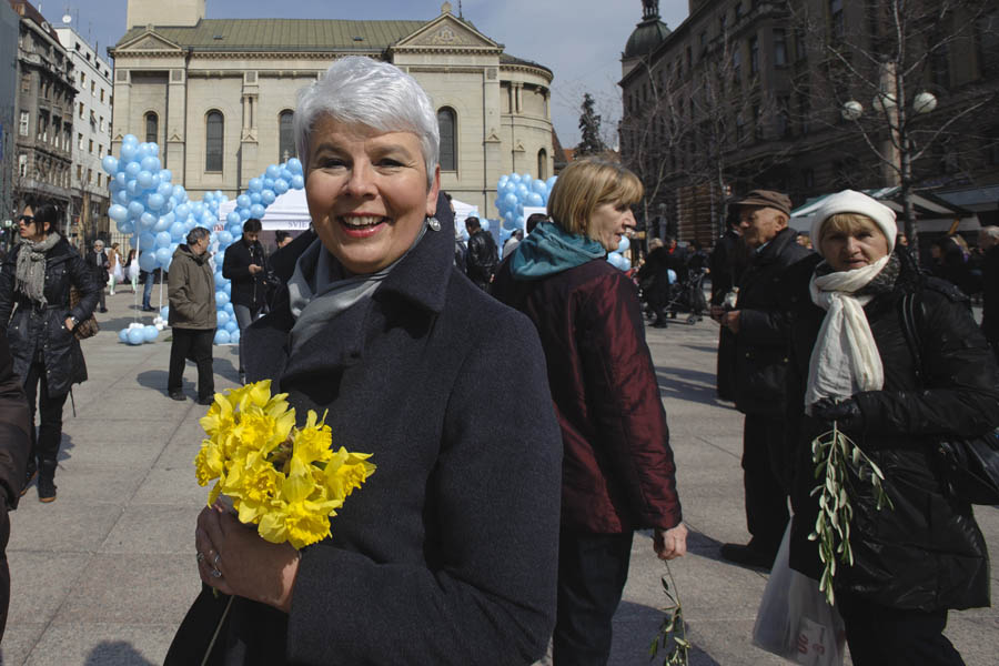 Zagreb, 230313.Cvjetni trg.Humanitarna akcija Dan narcisa odrzala se vec 18. put zaredom u vise od 30 gradova diljem Hrvatske. Moto ovogodisnje akcije je Darujmo ruzicasti zivot, a prikupljena sredstva od prodaje narcisa namijenjena su prevenciji i ranom otkrivanju raka dojke.Na fotografiji: Jadranka Kosor.Foto: Tom Dubravec / CROPIX