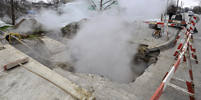 Zagreb, 250313.U zagrebackom naselju Voltino, na raskrizju Klanjecke i Vodnjanske, nocas je doslo do puknuca vrelovoda, te je dio naselja u zapadnom dijelu grada osto bez grijanja i tople vode.Foto: Bruno Konjevic / CROPIX