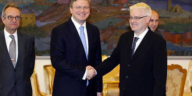 Zagreb, 260313.Ured predsjednika RH, Pantovcak.Predsjednik RH Ivo Josipovic u svom uredu primio je Europskog povjerenika za prosirenje Stefana Fuelea.Na fotografiji: Paul Vandoren - izaslanik EU u Hrvatskoj, Ivo Josipovic - predsjednik RH, Stefan Fuele - europski povjerenik za prosirenje.Foto: Tomislav Kristo / CROPIX