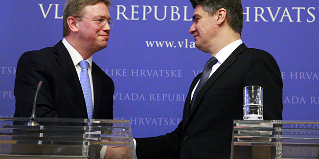 Zagreb, 260313.Vlada.Europski povjerenik za prosirenje Stefan Fuele i premijer Zoran Milanovic odrzali press konferenciju vezanu za izvjesce Europske komisije o monitoringu priprema Hrvatske za pristupanje EU.Na fotografiji: Stefan Fuele i Zoran Milanovic.Foto: Davor Pongracic / CROPIX