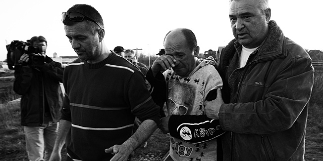 Pobjednicka reportaza Hrvatske novinske fotografije 2012., fotoreportera Cropixa Ronalda Gorsica. Zagreb, 16.03.2012.Peti dan strajka radnika tvornice Dioki. Radnici blokiraju industrijski kolosijek na kojem se nalazi 36 cisterni s naftom koja ceka na pretovar. Strajkasi porucuju vlasniku koji zeli doci do cisterni da nece biti nikakvih aktivnosti dok se ne ispune njihovi zahtjevi, medju kojima su i pet neisplacenih placa. Danas poslijepodne su angazirani zastitari kako bi osposobili industrijski kolosijek za promet.Foto: Ronald Gorsic / CROPIX