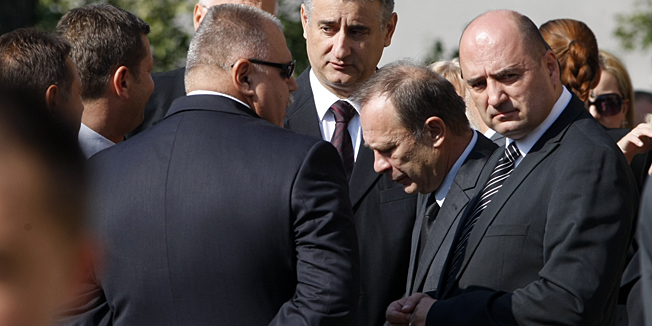 Zagreb, 041012.Posljednji ispracaj predsjednika Hrvatskog sabora Borisa Sprema na zagrebackom groblju Mirogoju. U mrtvacnici na Mirogoju na odru izlozen je lijes s pokojnim predsjednikom Hrvatskog sabora, uz koji se izmjenjuju pocasne straze, a u posljednjoj ce biti najvisi drzavni duznosnici.Na fotografiji: Ivan Suker, Tomislav Karamarko, Davorin Mlakar, Miljan Brkic.Foto: Goran Mehkek / CROPIX