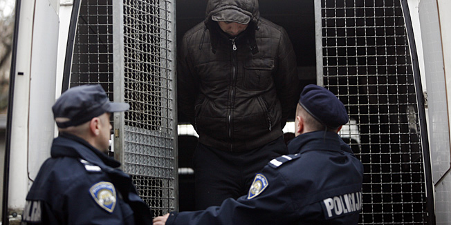 Rijeka, 231210.Na Zupanijski sud u Rijeci privedena su trojica Makedonaca uhicena preksinoc u akciji rijecke specijalne policije zbog pokusaja otmice sunarodnjaka. Na slici: privodjenje dvojice od tri Makedonaca.Foto: Tea Cimas / CROPIX