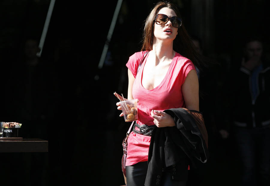 Zagreb, 020312.Trg Petra Preradovica.Danasnji najtopliji dan ove godine u Zagrebu je tesko bilo naci slobodan stol na terasama kafica zbog toga sto su svi zeljni sunca i svjezeg zraka.Na slici: kratki rukavi i lagana odjeca za setnju gradom.Foto: Damjan Tadic / CROPIX