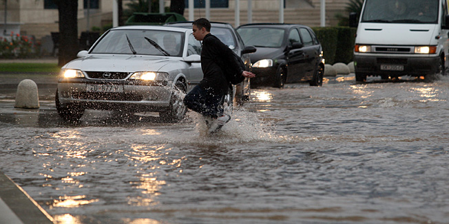 Zadar, 121012. Jaka kisa koja od sinoc pada na zadarskom podrucju stvorila je velike probleme u prometu. Najvise problema bilo je kod vec poznatih kriticnih mjesta u gradu: na Relji,kod Veslackog,na Branimiru.Na fotografiji: detalj sa raskrizja kod Veslackog.Foto: Jure Miskovic / CROPIX