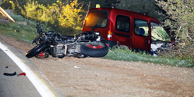 Tinjan,141012.Motociklist iz Umaga (48) poginuo je na drzavnoj cesti Baderna - Pazin na ulazu u Tinjan.Prema informacijama iz policije, motociklist je upravljajuci cestom kod skretanja za Tinjan najvjerojatnije presao na suprotnu stranu i podletio pod osobno vozilo 