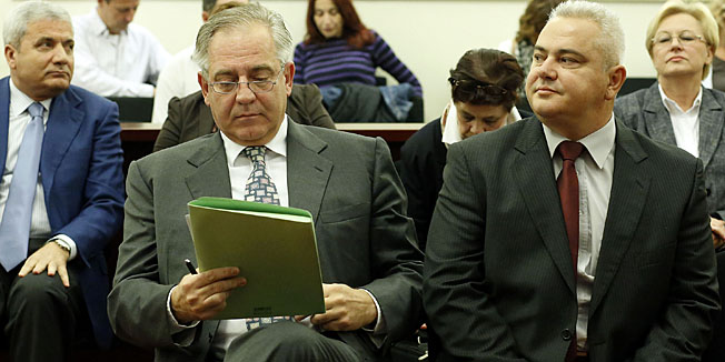 Zagreb, 151012.Zupanijski sud na Zrinjevcu.Nastavak sudjenja bivsem premijeru Ivi Sanaderu i drugima u slucaju Fimi Media.Na slici: bivsi glasnogovornik Vlade Ratko Macek i Ivo Sanader.Foto: Damjan Tadic / CROPIX