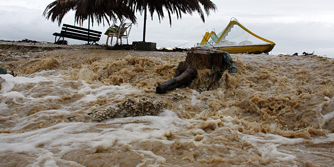 Makarska, 161012.Obilna kisa koja je u rano jutro pala na makarskom podrucju natopila je rivijeru  sa 28 litara vode do sedam sati osim nekoliko izbacenih sahti i manjih odrona uz Jadransku magistralu nije prouzrocila vece stete. Na slici : Jaka bujica izbila je na plazu u Promajni i zamutila more te potopila plazu.Foto: Ivo Ravlic / CROPIX