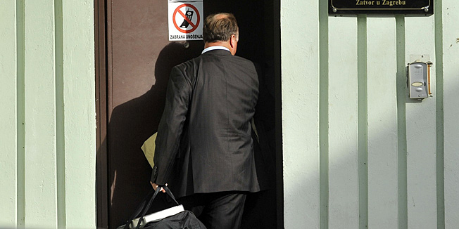 Zagreb, 151012.Remetinec.Bivsi potpredsjednik Vlade, Damir Polancec, nesto iza 15h javio se u zatvor Remetinec radi izdrzavanja zatvorske kazne u trajanju od 10 mjeseci zbog narucivanja nepotrebne studije od jednog vukovarskog odvjetnika. Nakon javljanja u Remetinec, Polancec ce biti premjesten u jedinicu otvorenog tipa odakle ce moci ici na posao.Foto: Damir Krajac / CROPIX