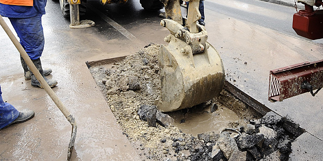 Zagreb, 281211.Doslo je do puknuca vodovodne cijevi na Selskoj cesti kod krizanja sa Ozaljskom sto je zbog radova na sanaciji puknuca izazvalo guzvu na krizanju.Na slici: radovi na sanaciji puknotog vodovoda.Foto: Damir Krajac / CROPIX