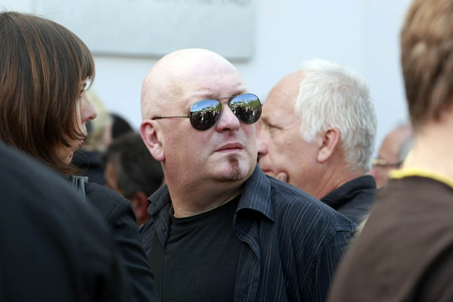Pula, 171012.Branko Crnac Tusta, pjevac pank grupe Idioti, nakon visegodisnje teske borbe s rakom preminuo je u ponedjeljak 15.10. Na danasnji pogreb dosli su mnogi gradjani zeljavsi se oprostiti od Tuste. Obitelj je zamolila medije za tihu sucut. Na fotografiji: Nenad Marijanovic Fric dugogodisnji kolega iz benda Idioti.Foto: Goran Sebelic / CROPIX                              