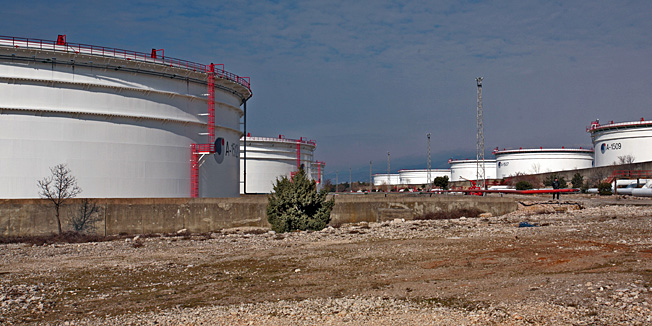 Omisalj, otok Krk, 210211.Na JANAF-ovom Terminalu u Omislju danas su poceli radovi na izgradnji tri nova spremnika, investicija vrijedna oko 850 milijuna kuna. Radove je simbolicno zapocela Predsjednica Vlade RH Jadranka Kosor. Na slici: spremnici.Foto: Tea Cimas / Cropix