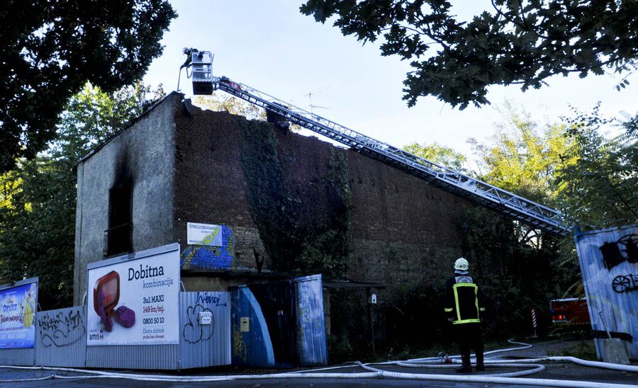 Zagreb, 201012.Vatrogasci gase pozar koji je izbio u napustenoj kuci u Miramarskoj ulici.Foto: Admir Buljubasic / CROPIX