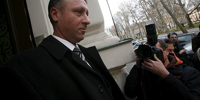 Zagreb, 061210.Berislav Roncevic i njegov pomocnik Ivo Bacic dolaze na zagrebacki zupanijski sud na kojem se protiv njih vodi postupak za zlouoporabu polozaja i ovlasti u nabavi vojnih kamiona pri cemu su ostetili drzavni proracun.Izrecena im je nepravomocna presuda, Berislav Roncevic osudjen je na 4 godine zatvora, Ivo Bacic  na 2 godine.Na slici: Berislav Roncevic izlazi iz suda.Foto: Goran Mehkek / CROPIX